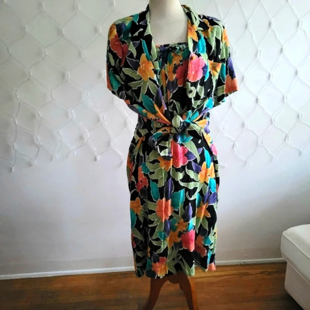 - Vintage Sag Harbour • Matching Floral Skirt & Blouse • Size Medium